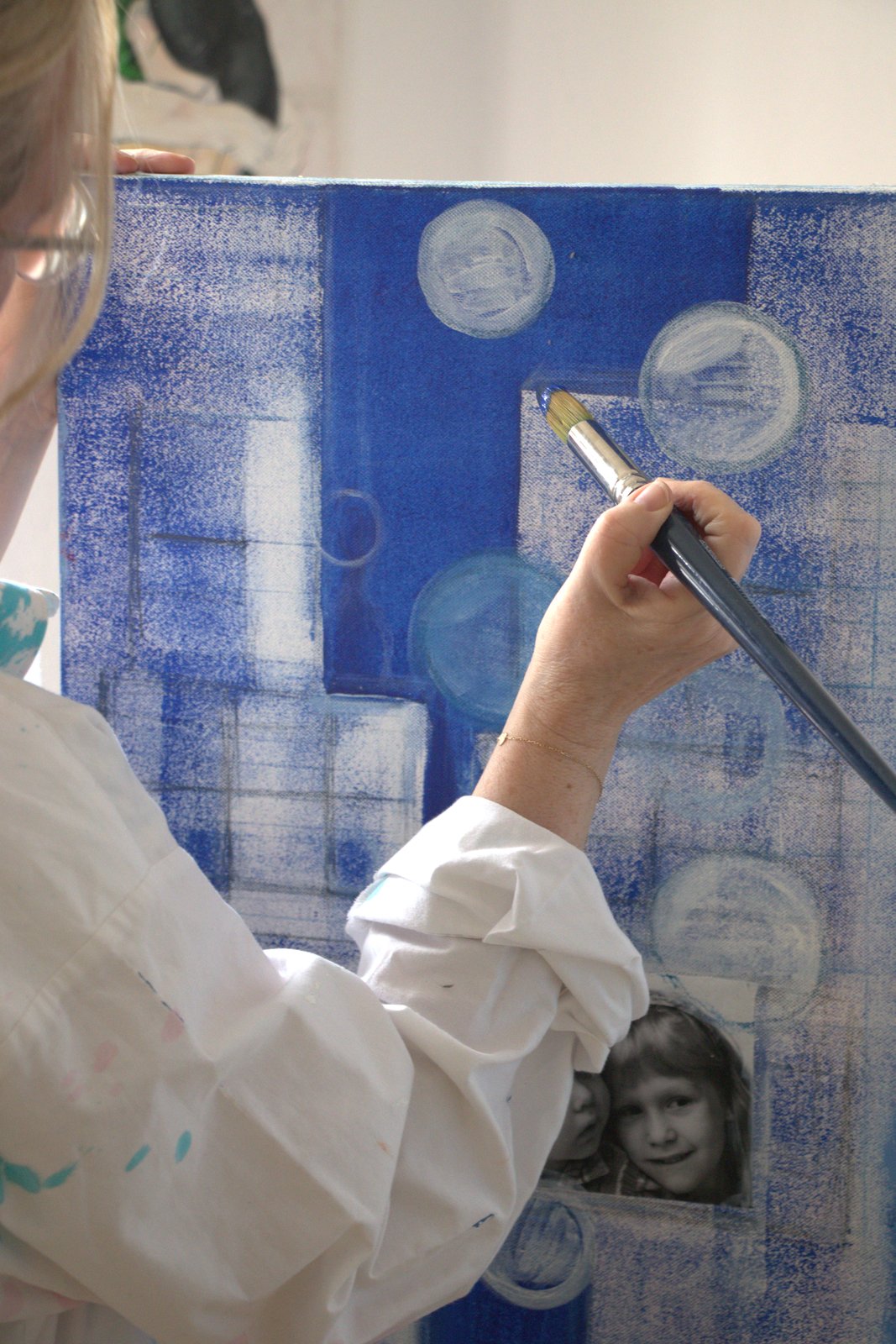 Kerstin Cloodt beim Malen im Atelier in Kassel · begleitetes Malen